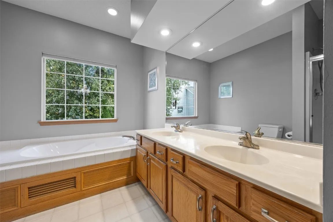 Primary en suite w/ dual vanity and soaking tub