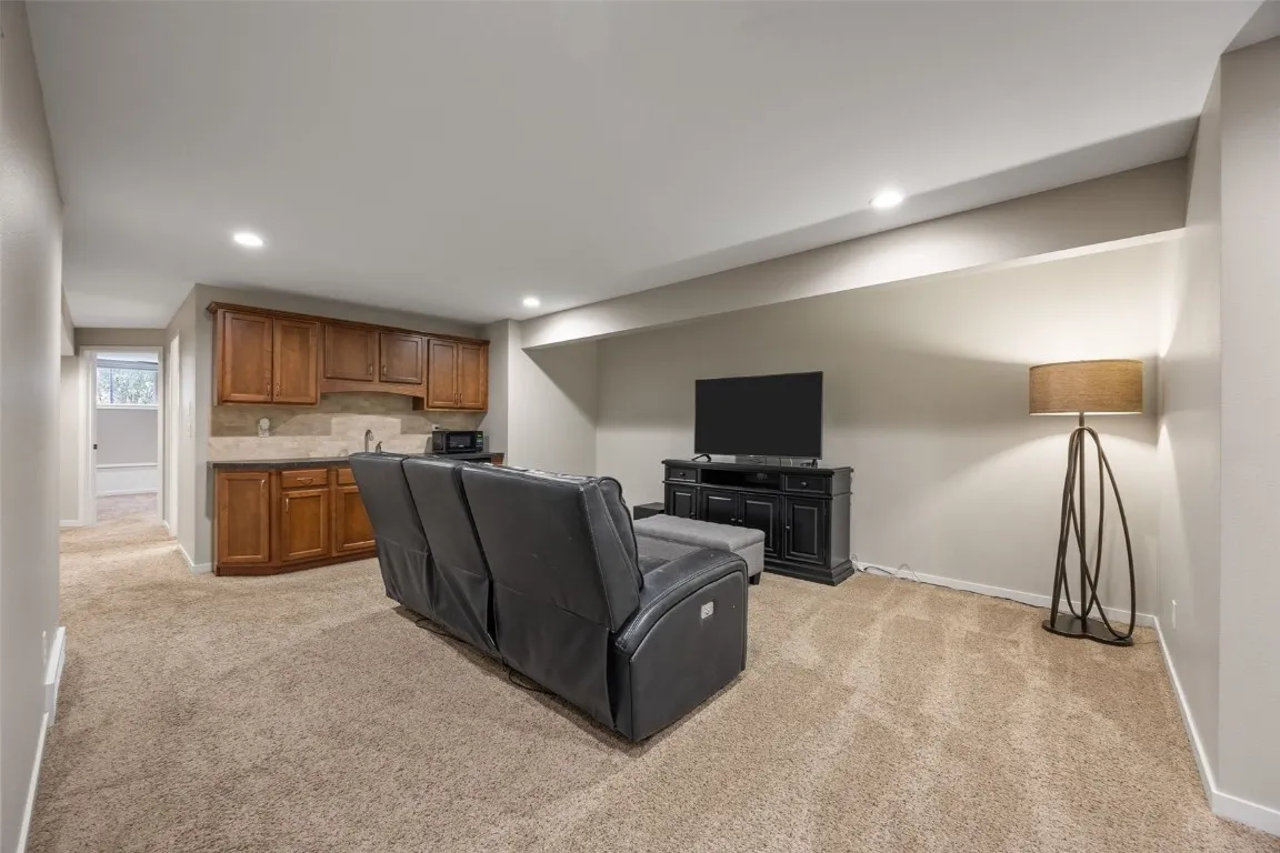 LL rec room w/ wet bar