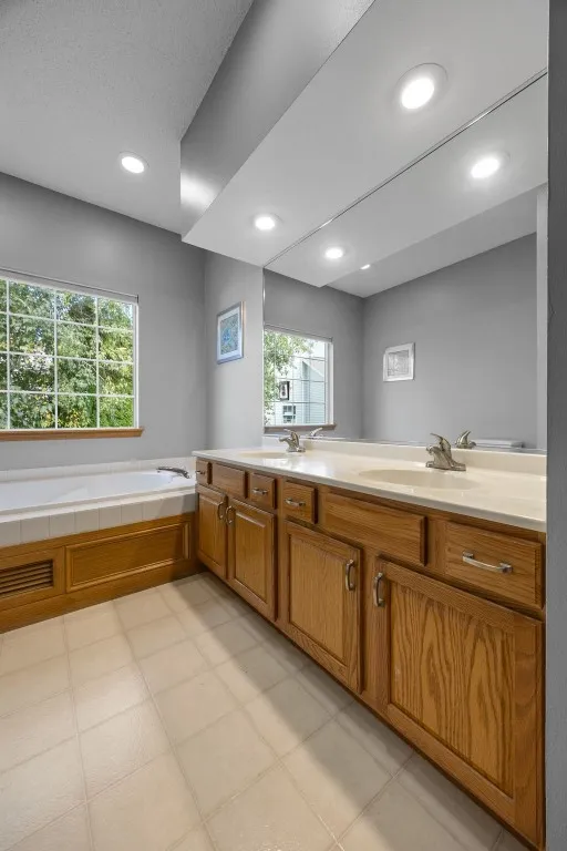 Primary en suite w/ dual vanity and soaking tub
