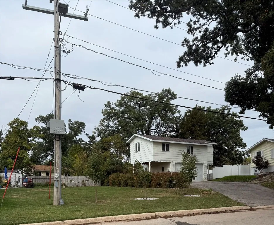 This is part of the lot, back to the chain fencing.