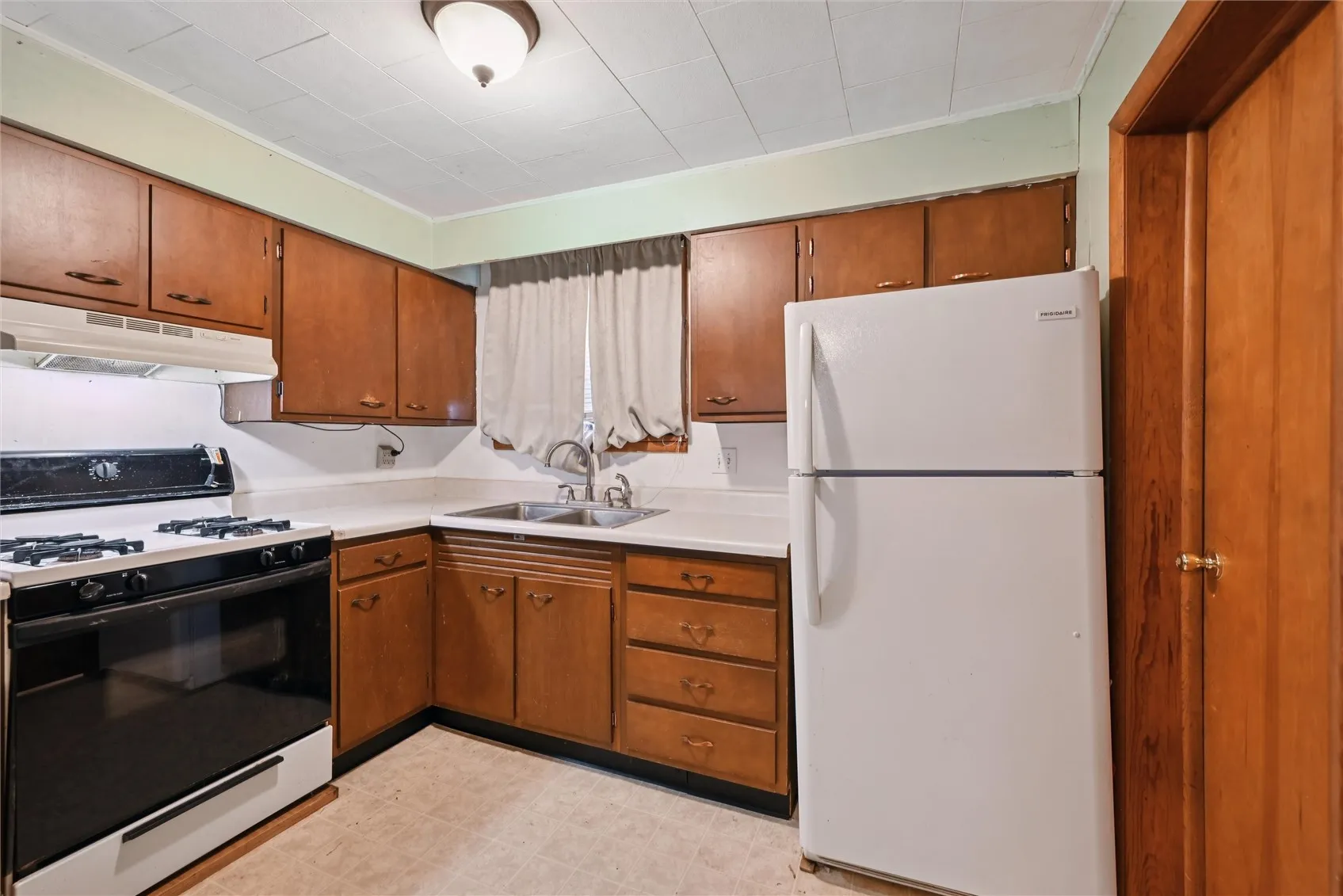 Kitchen, appliances stay