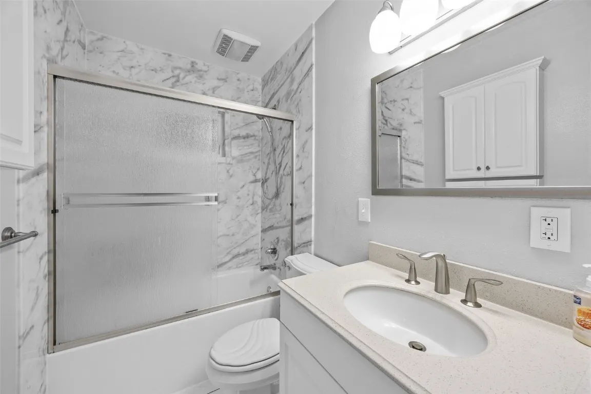 Full bathroom, main floor