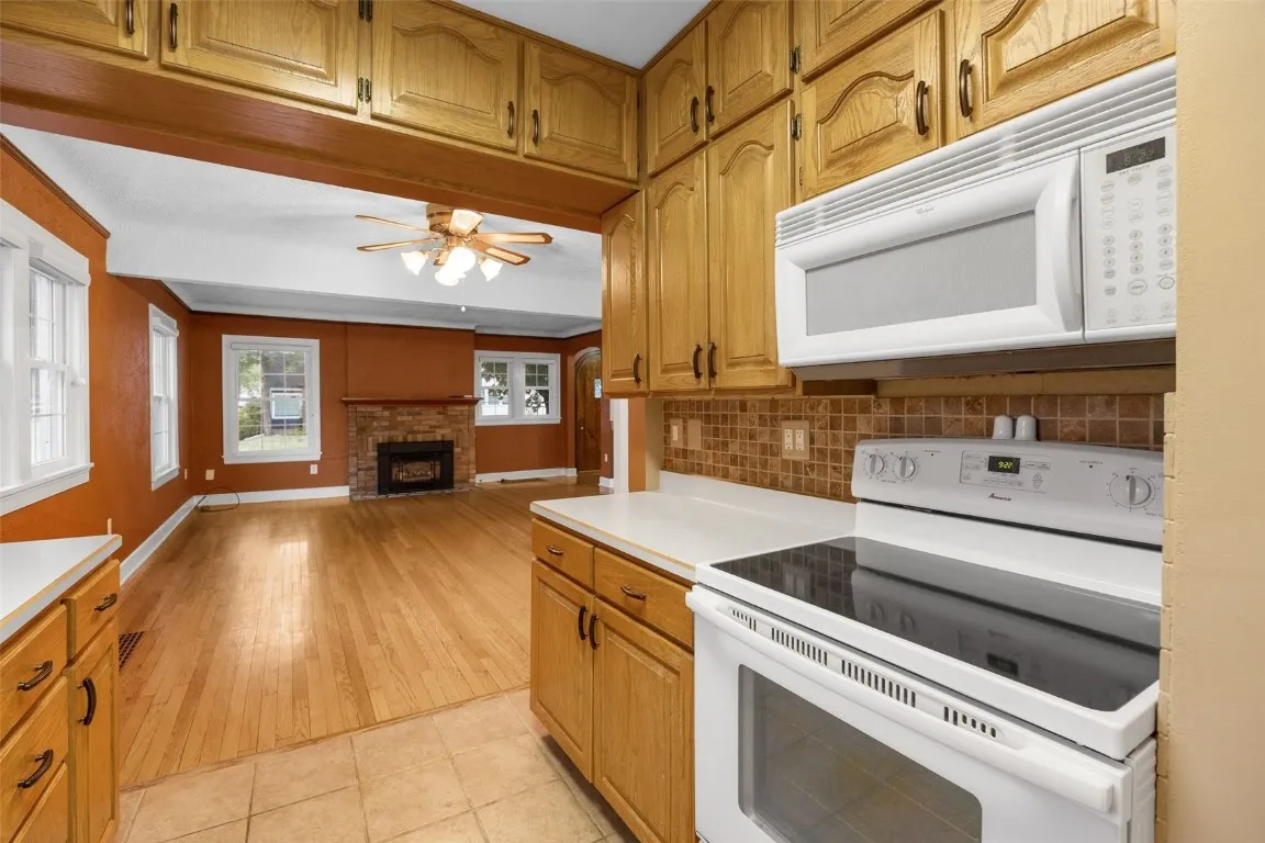 Kitchen, living room, great flow, tons of natural light