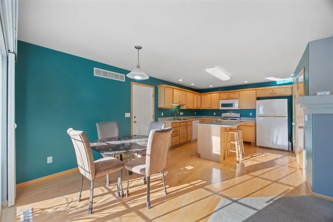 Accent wall in dining area--great for artwork.