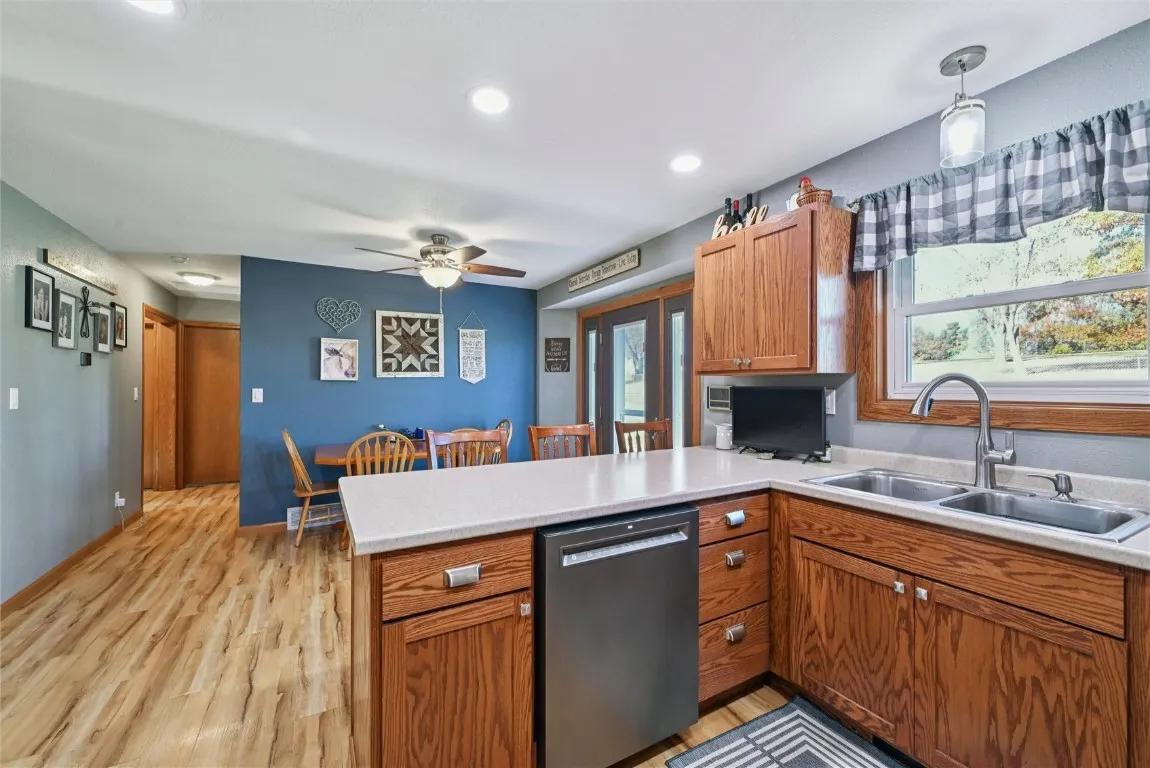 Kitchen & dining area