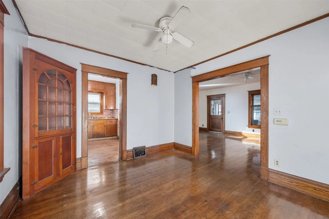 Dining room access to kitchen.