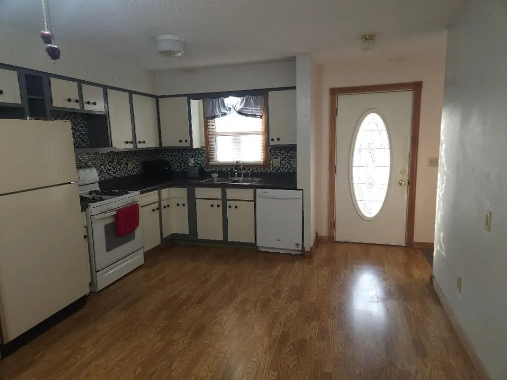 kitchen to entry