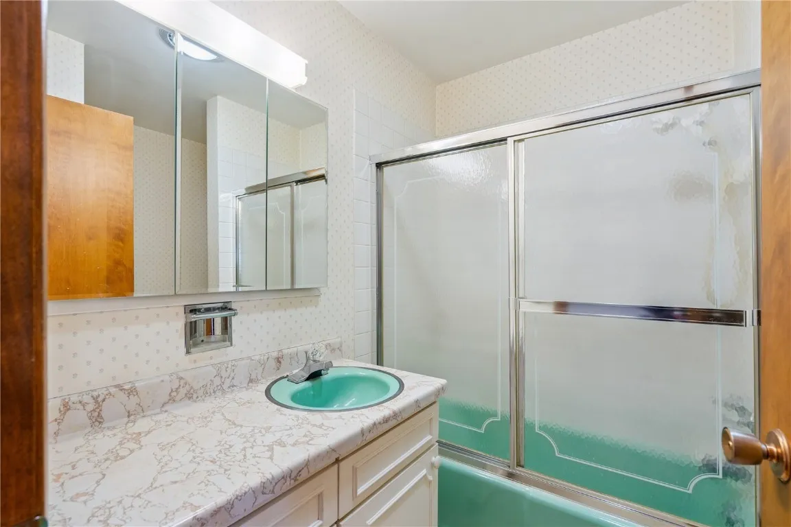 Main full bathroom.