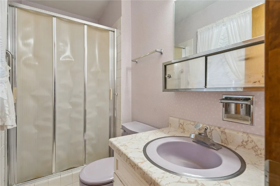 Primary bathroom of primary bedroom.