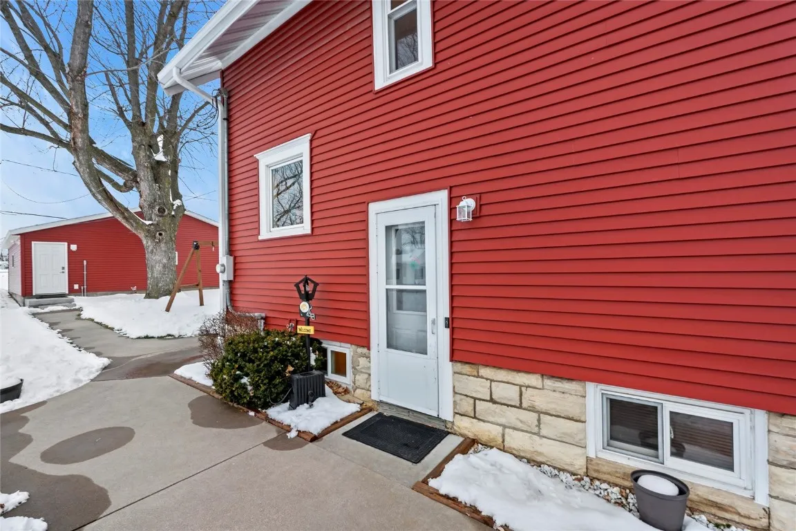 Side View of 2448 2nd St SW Cedar Rapids - enter here