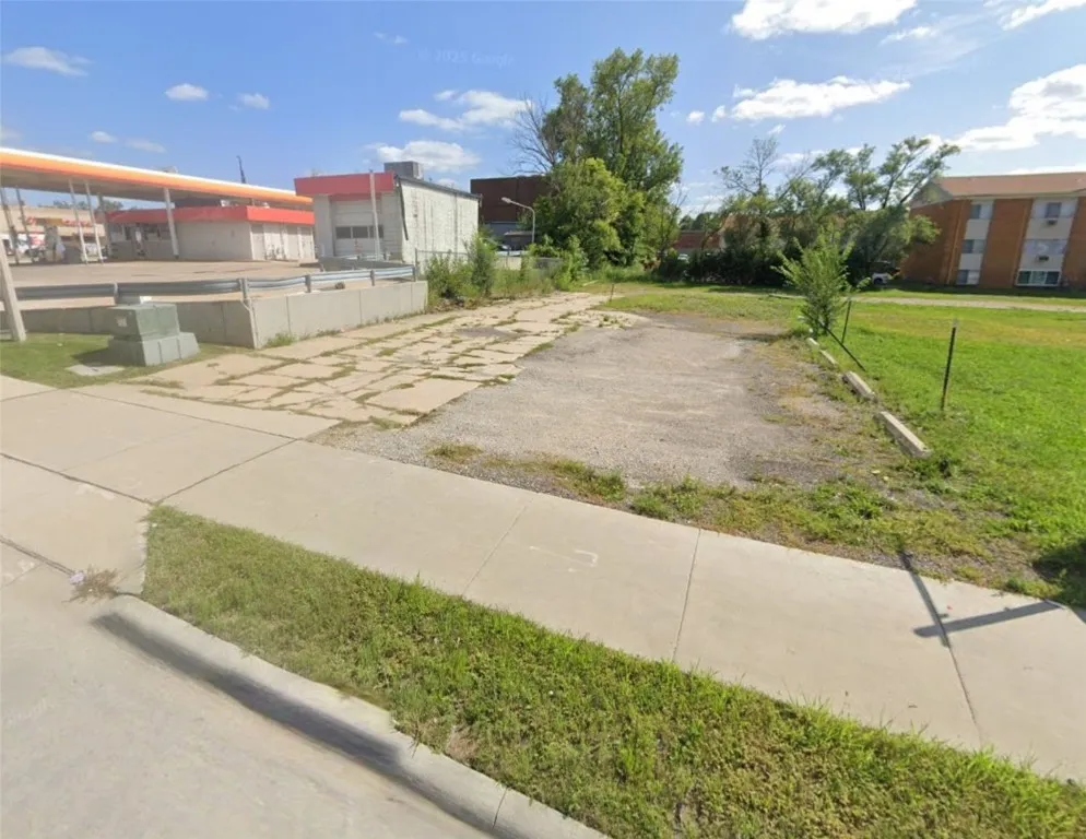 115 29th St NE (overflow parking)