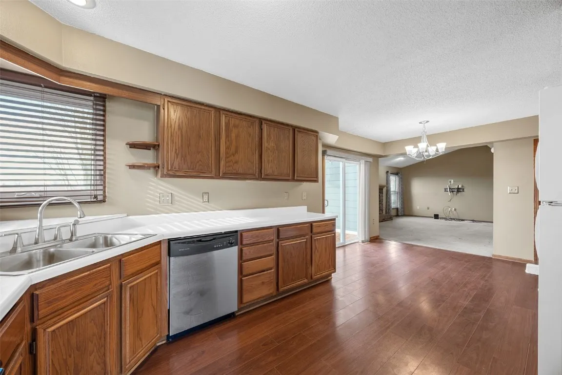 Clean line of sight to the living room. Patio doors allow you to take in the deck and backyard views.