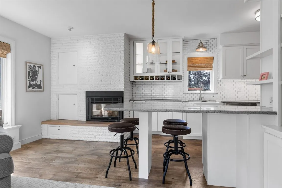 Oversized breakfast penninsula