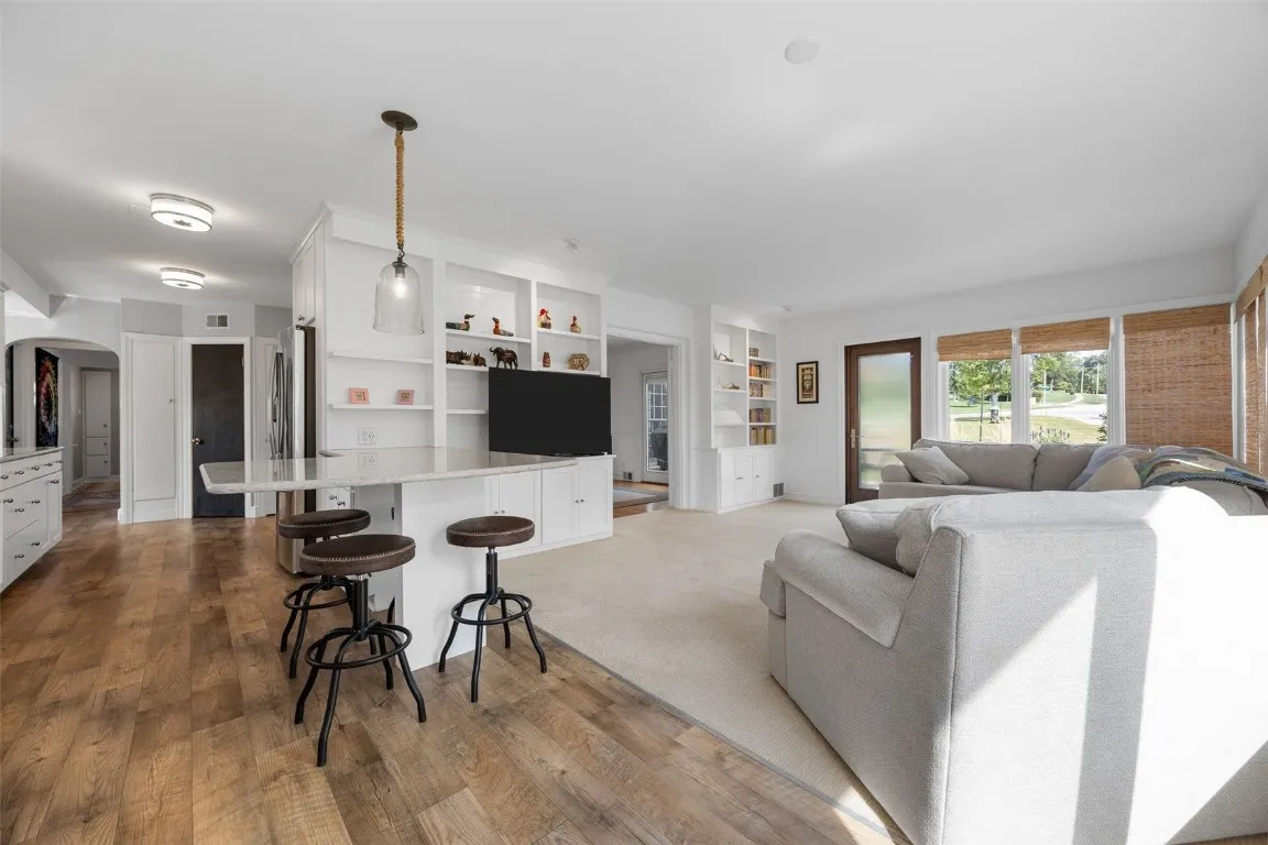 Oversized breakfast penninsula