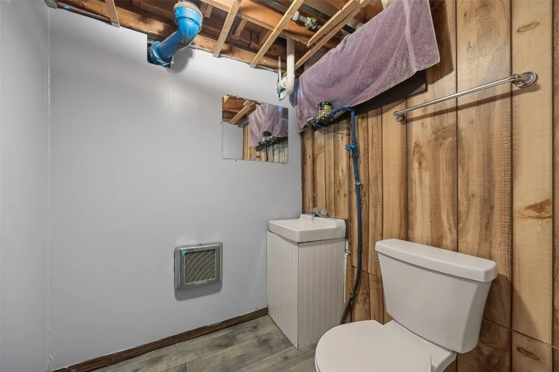 Half bathroom: basement