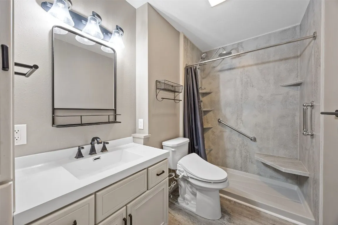 Full bathroom: main floor