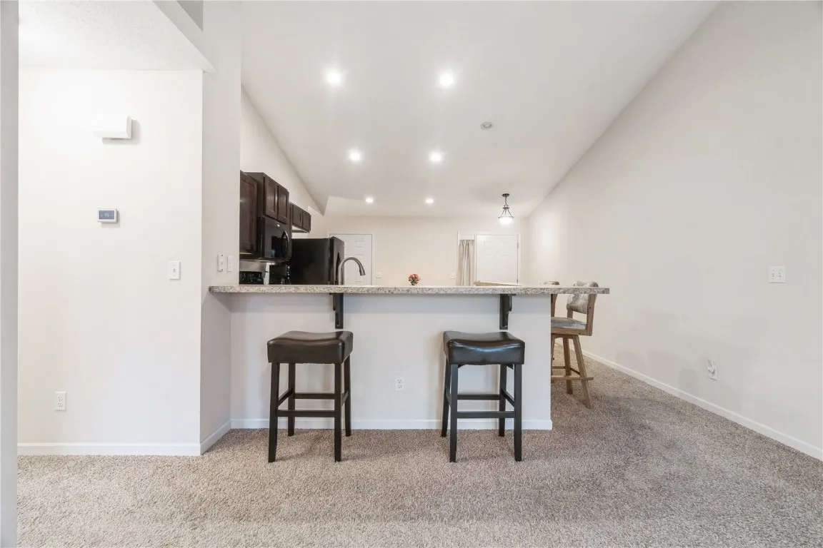 kitchen - breakfast bar