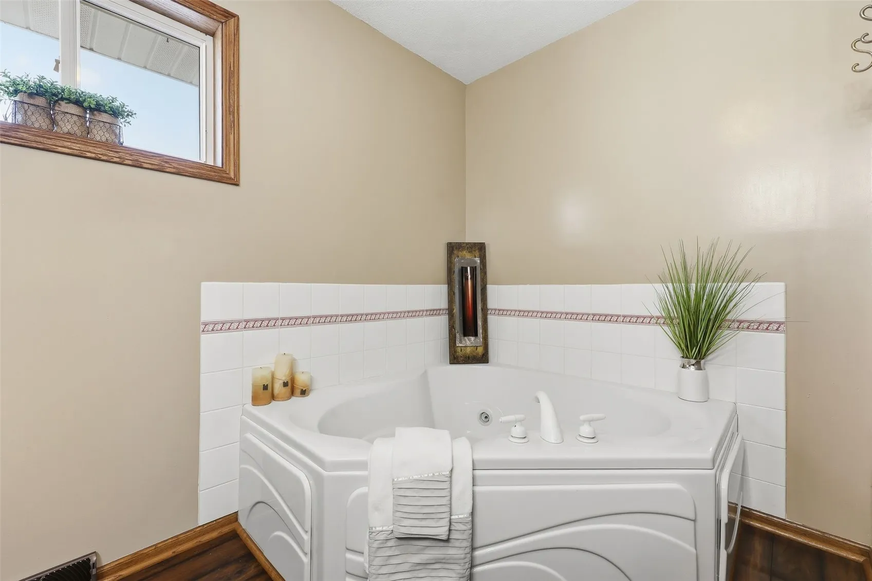 Primary jetted tub