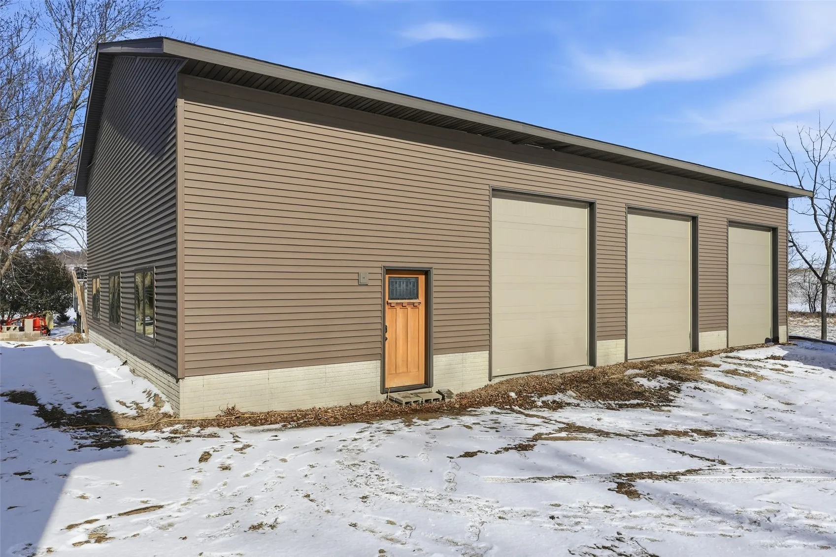 40x60 Shop with 3 tall overhead doors and an office/hangout space