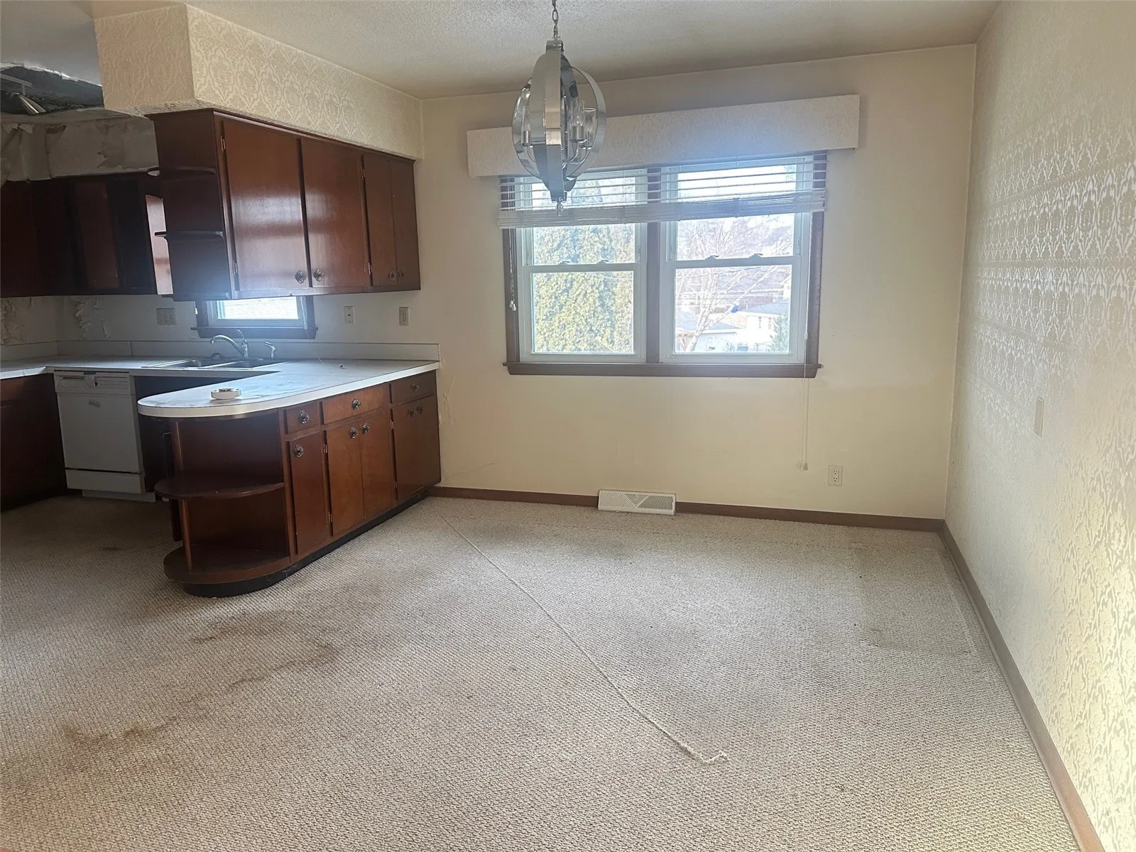 Eat-in kitchen