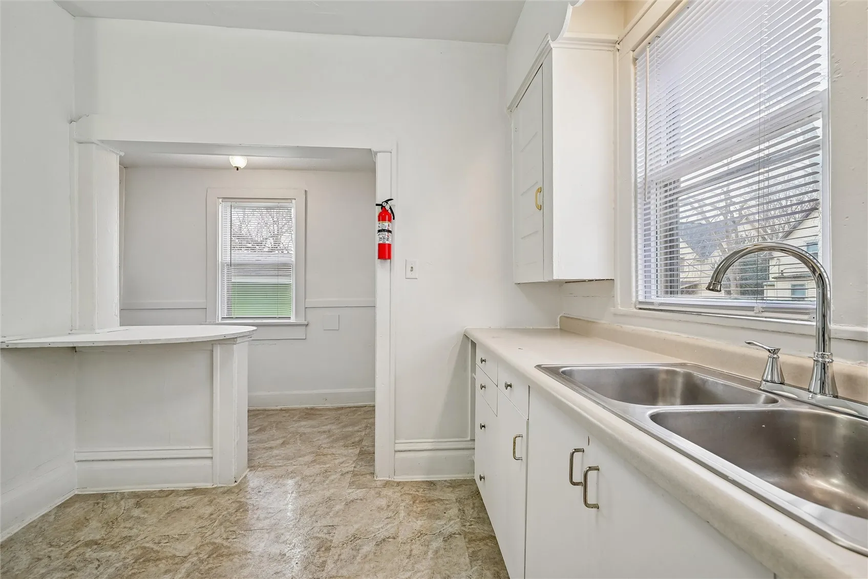 Eat-in Kitchen with breakfast bar