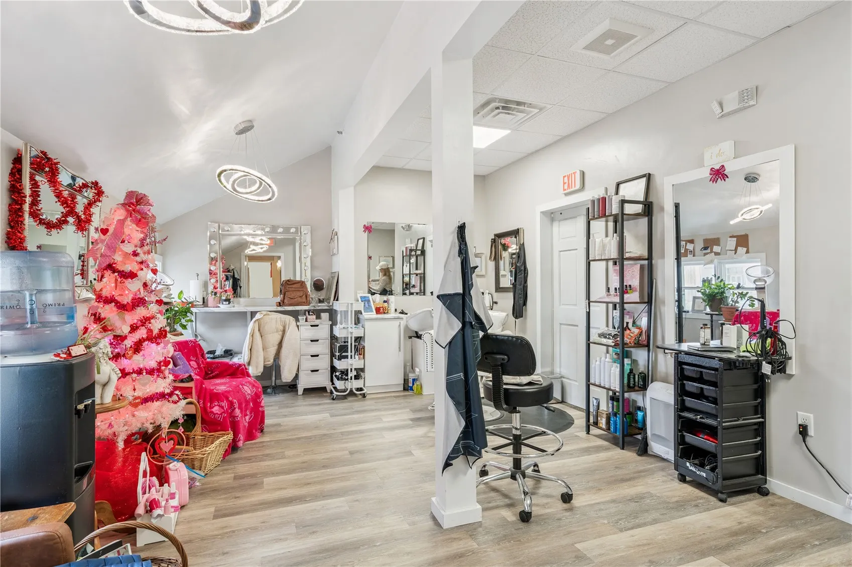 Salon suite currently leased