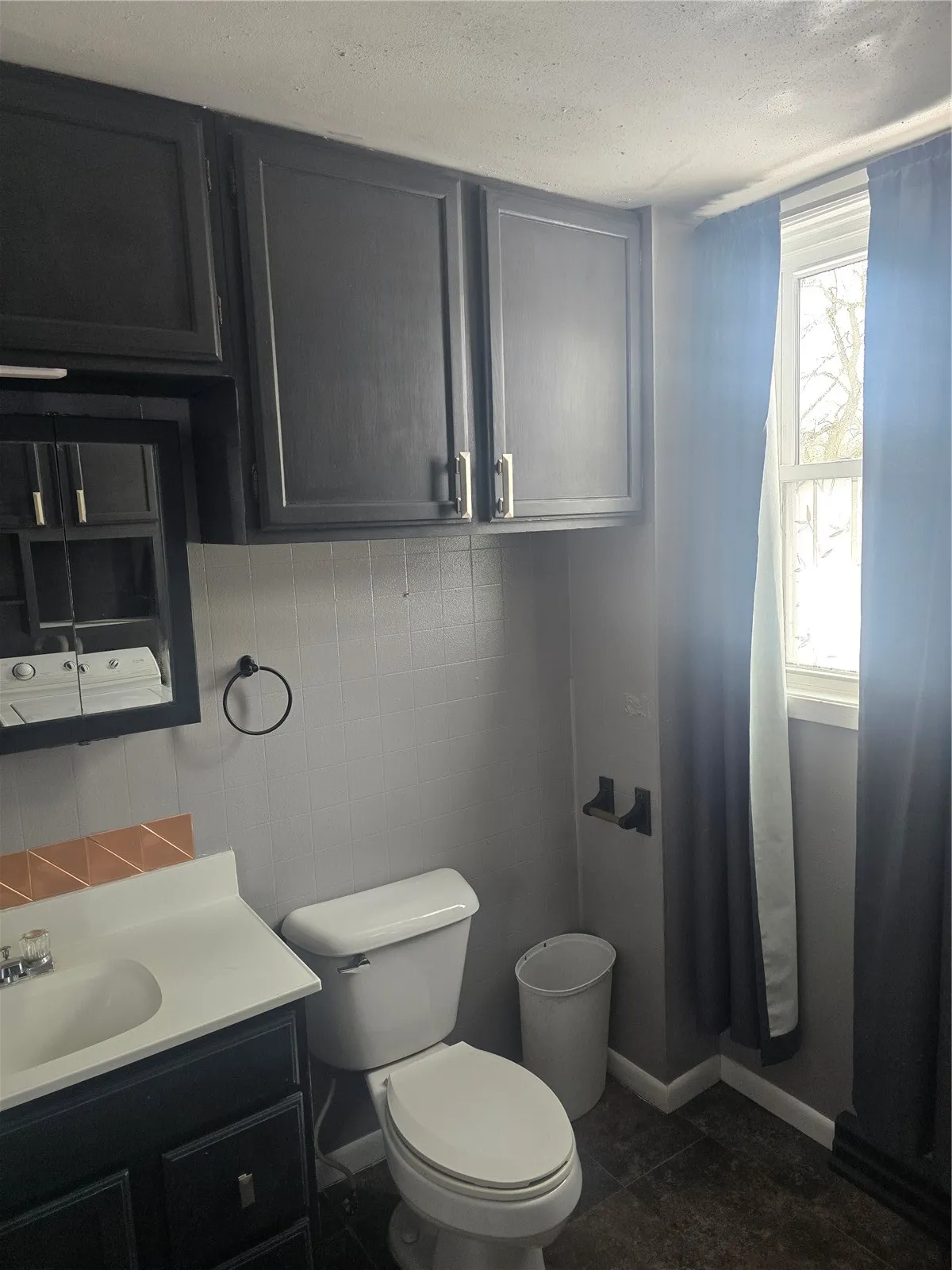 1/2 bath & laundry room