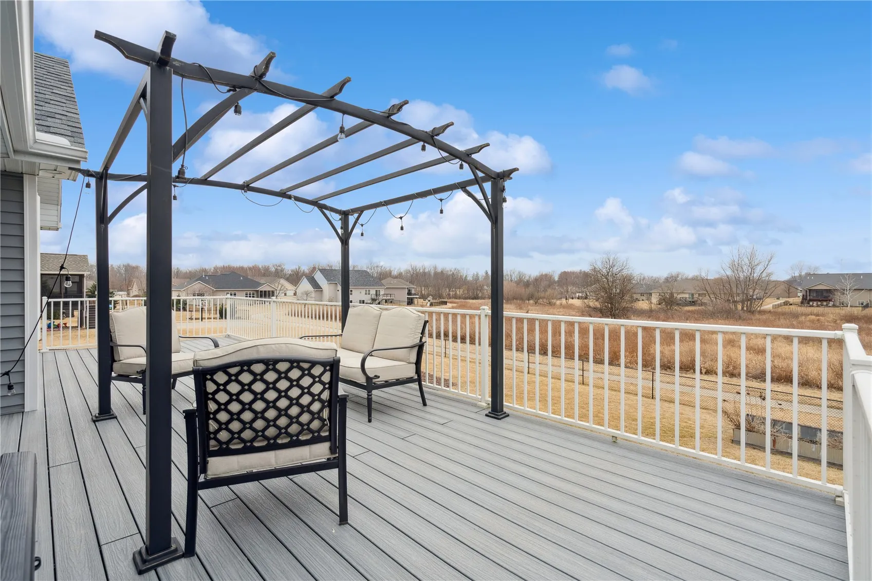 Deck and pergola to enjoy