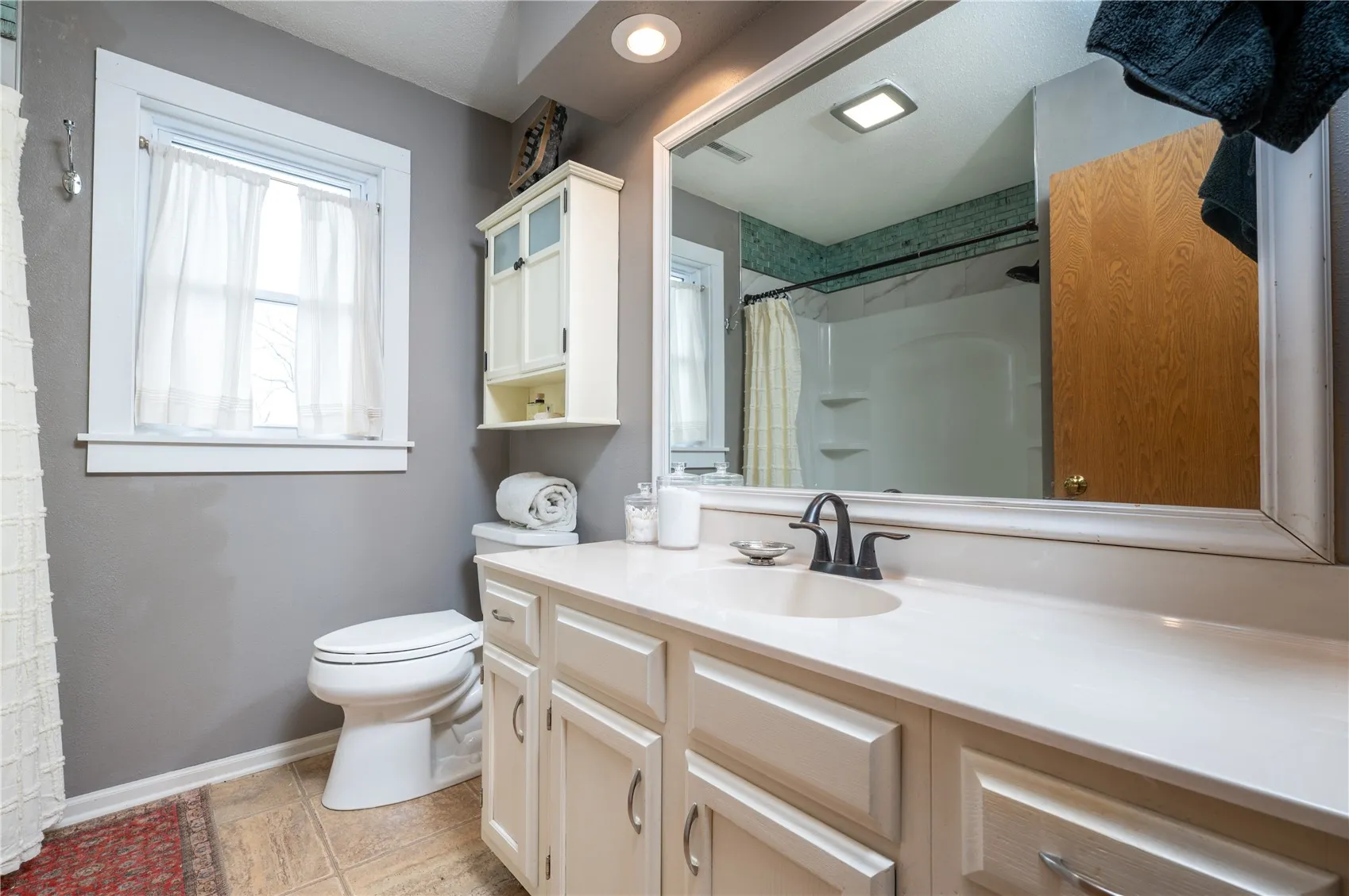 Upstairs main bathroom