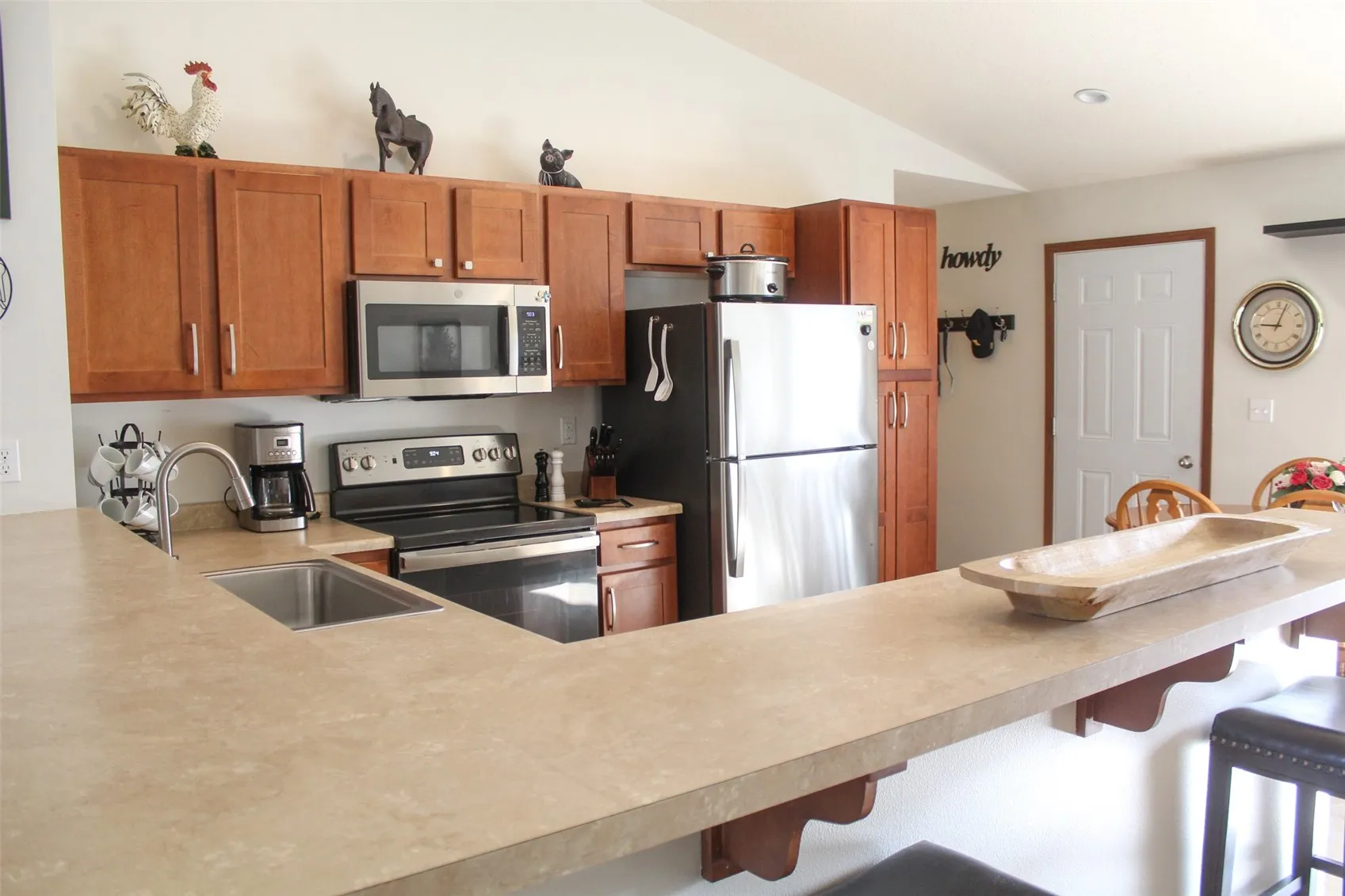 Breakfast bar and newer appliances.