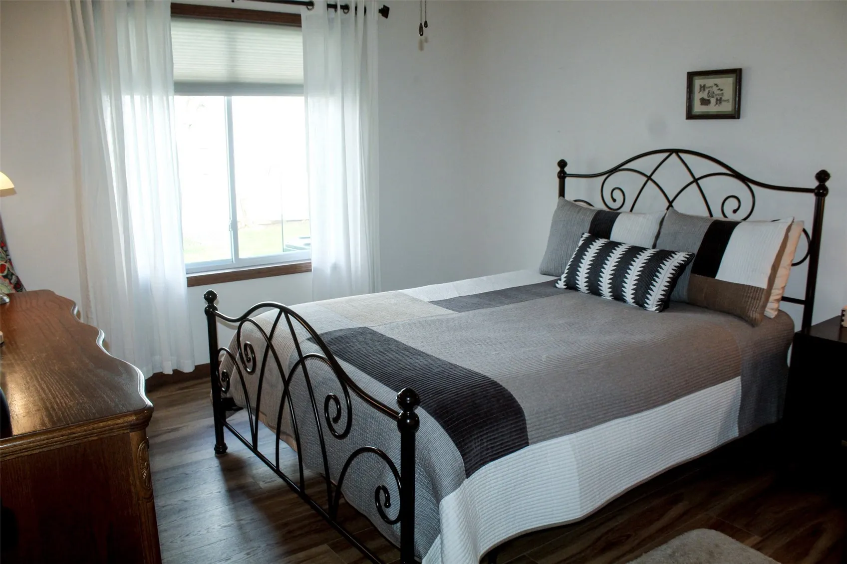 Main bedroom with a bath and walk-in closet off it.