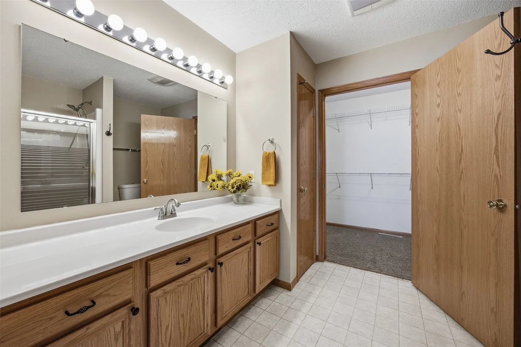 Large primary bath with walk in closet