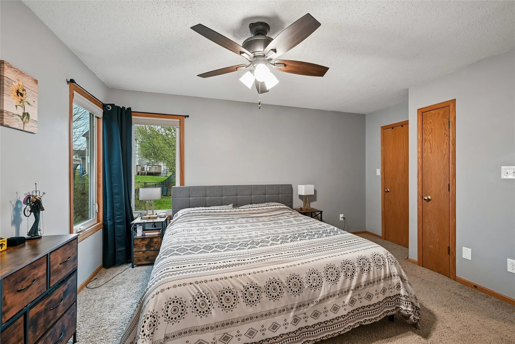 Additional primary bedroom photo