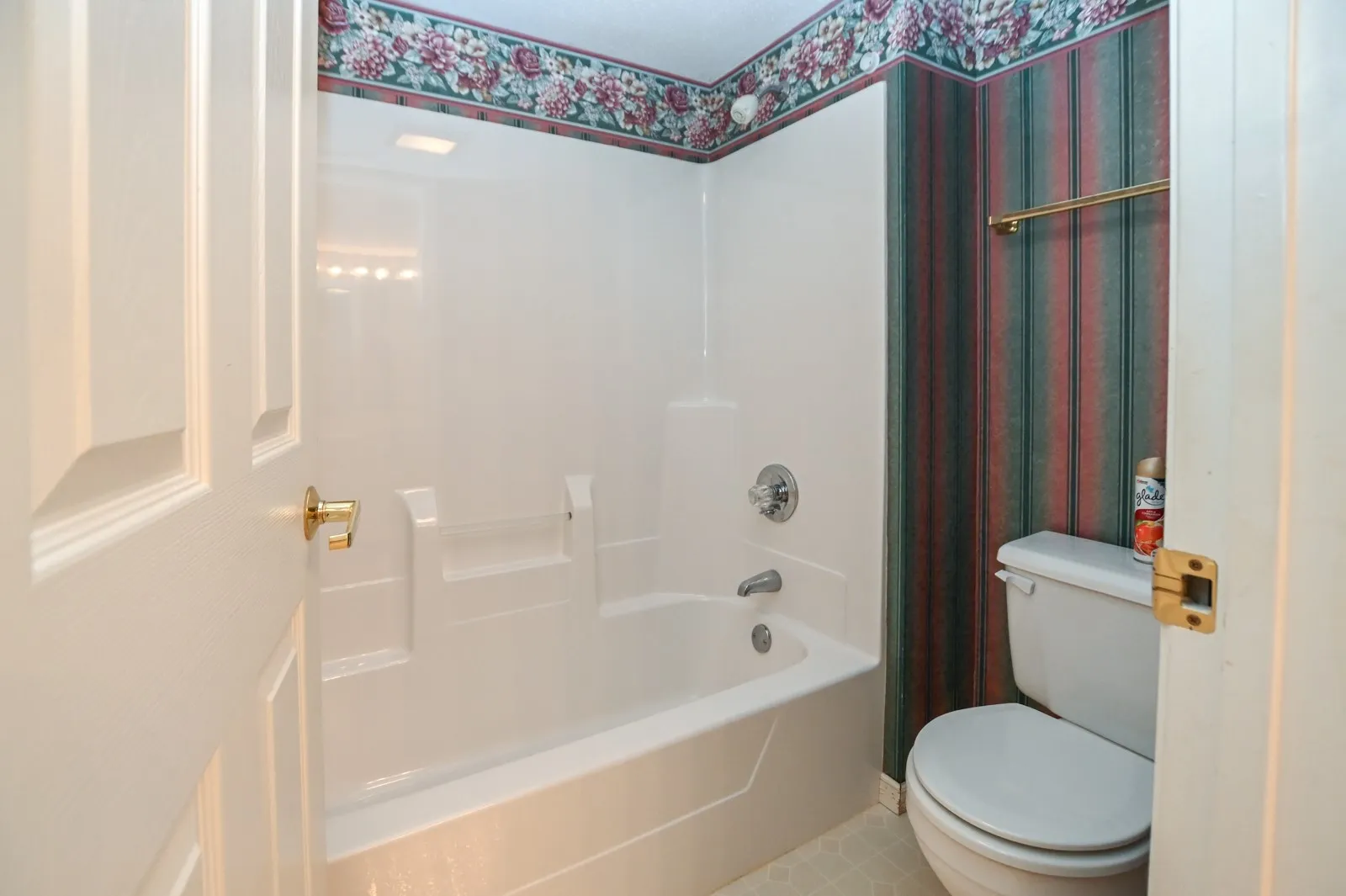 Full bathroom in LL