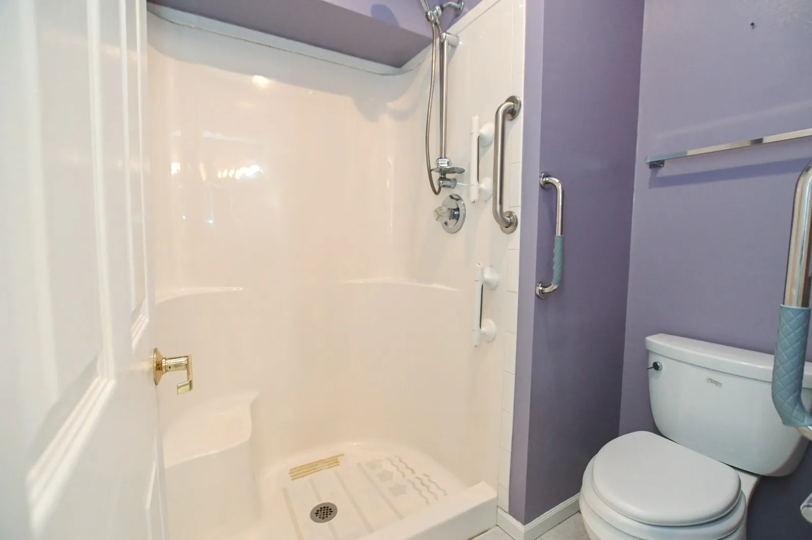 full bath off primary bedroom