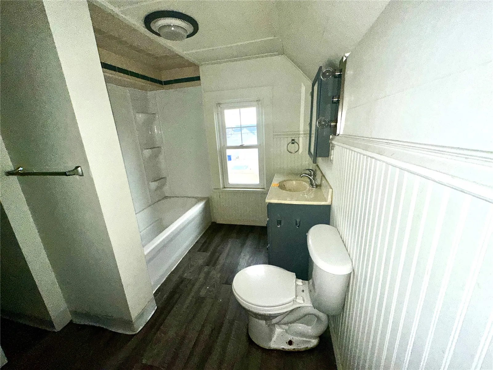 Full bath 2nd level