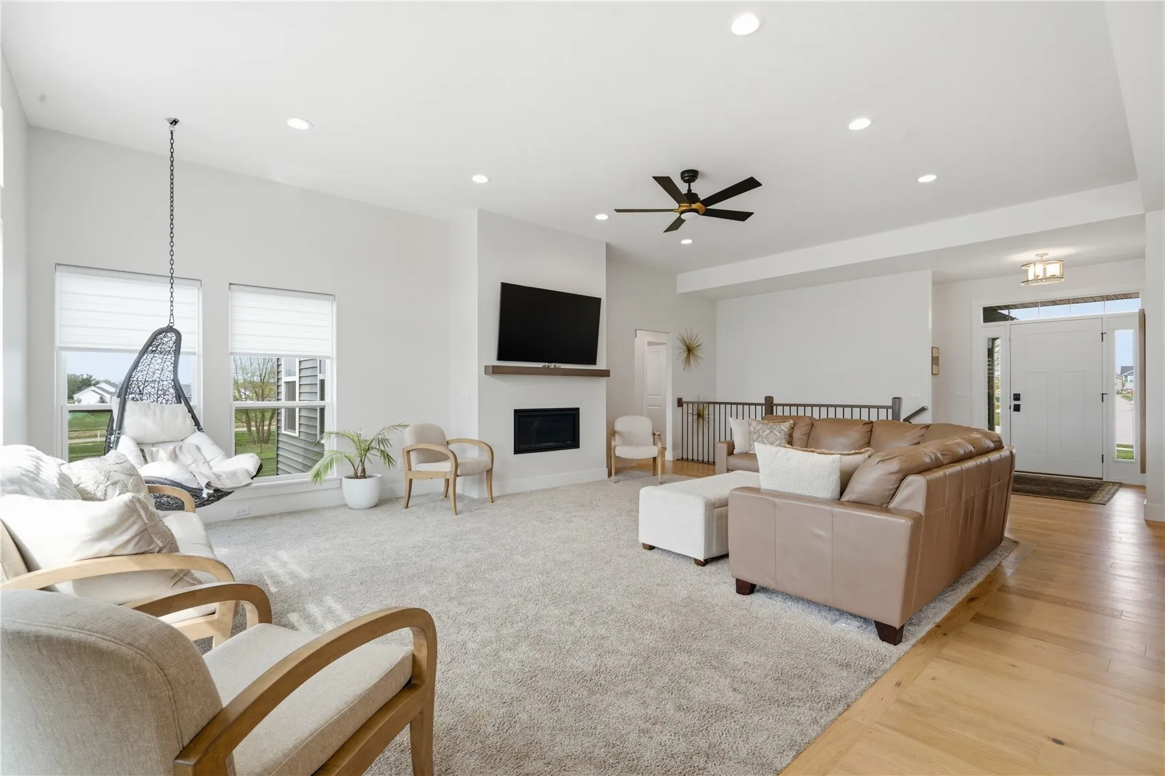 10 ' ceiling in spacious great room