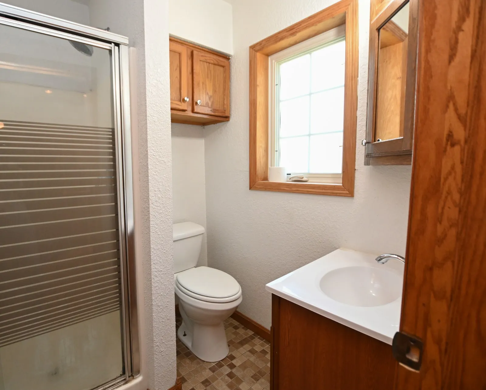 Main floor full bathroom