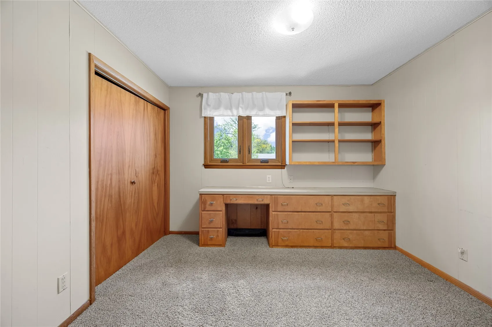 This is the first room on the left as one goes to the 2nd level. Can be used as an office space or used as a bedroom with a study space for the industrious student.