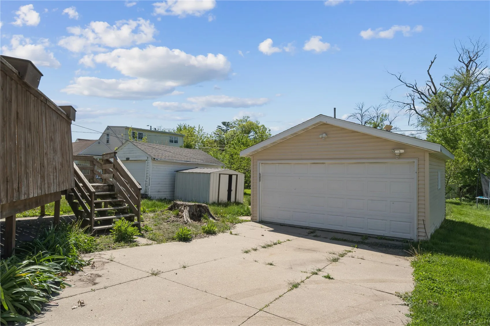 Garage/Driveway