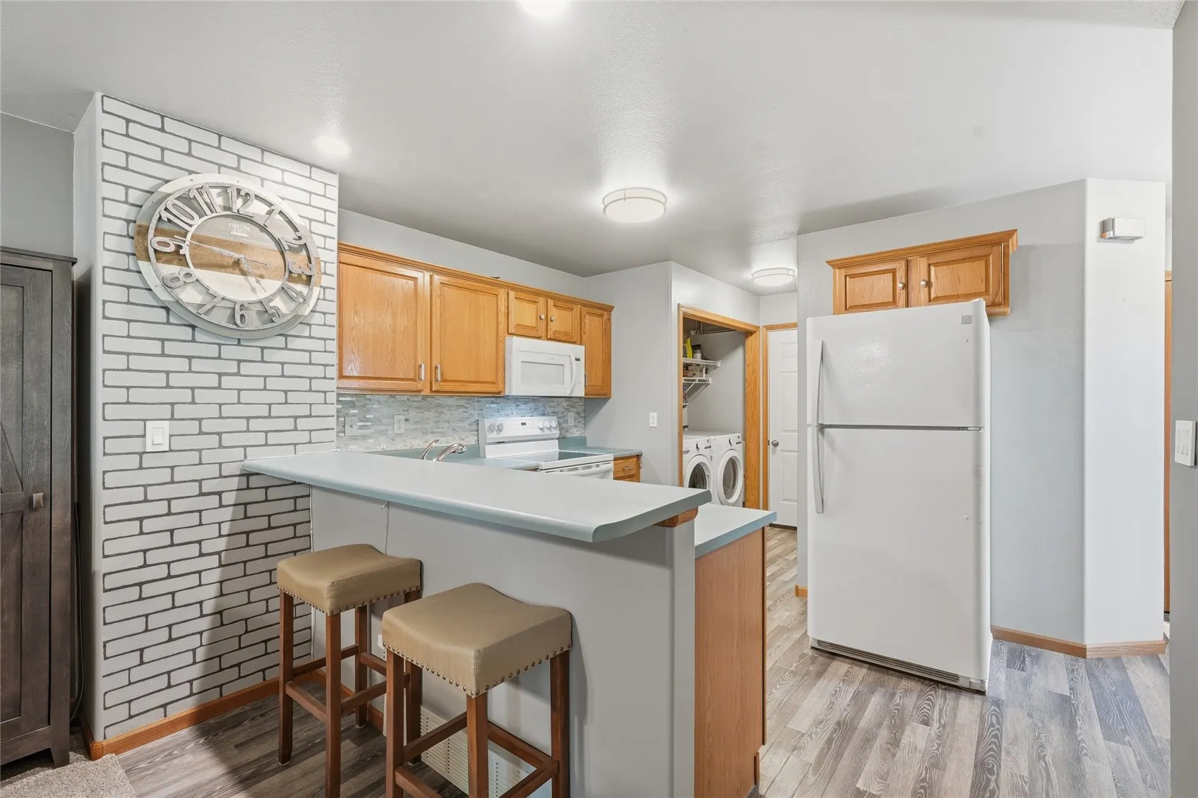 Kitchen with breakfast bar