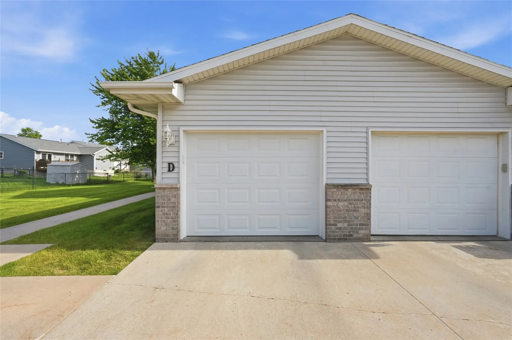 1 car garage, entry to home on the left