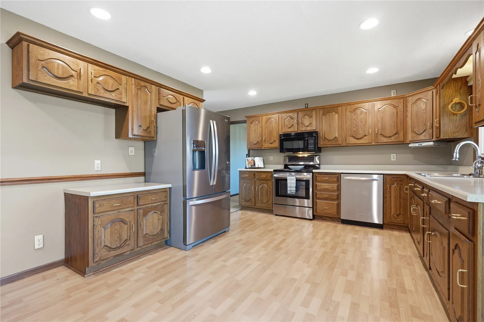 large eat-in kitchen
