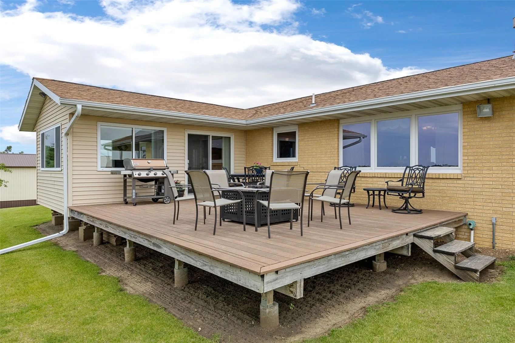 The x-large deck top is composite and has enough space for twelve people to sit comfortably.