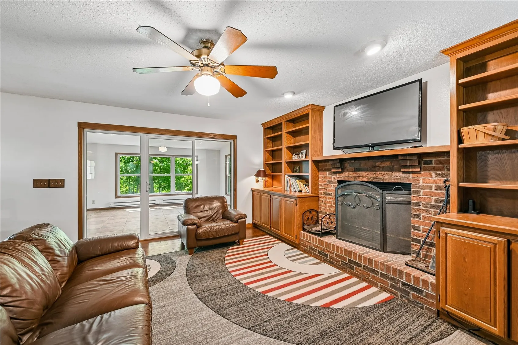 Family Room with 4 Season