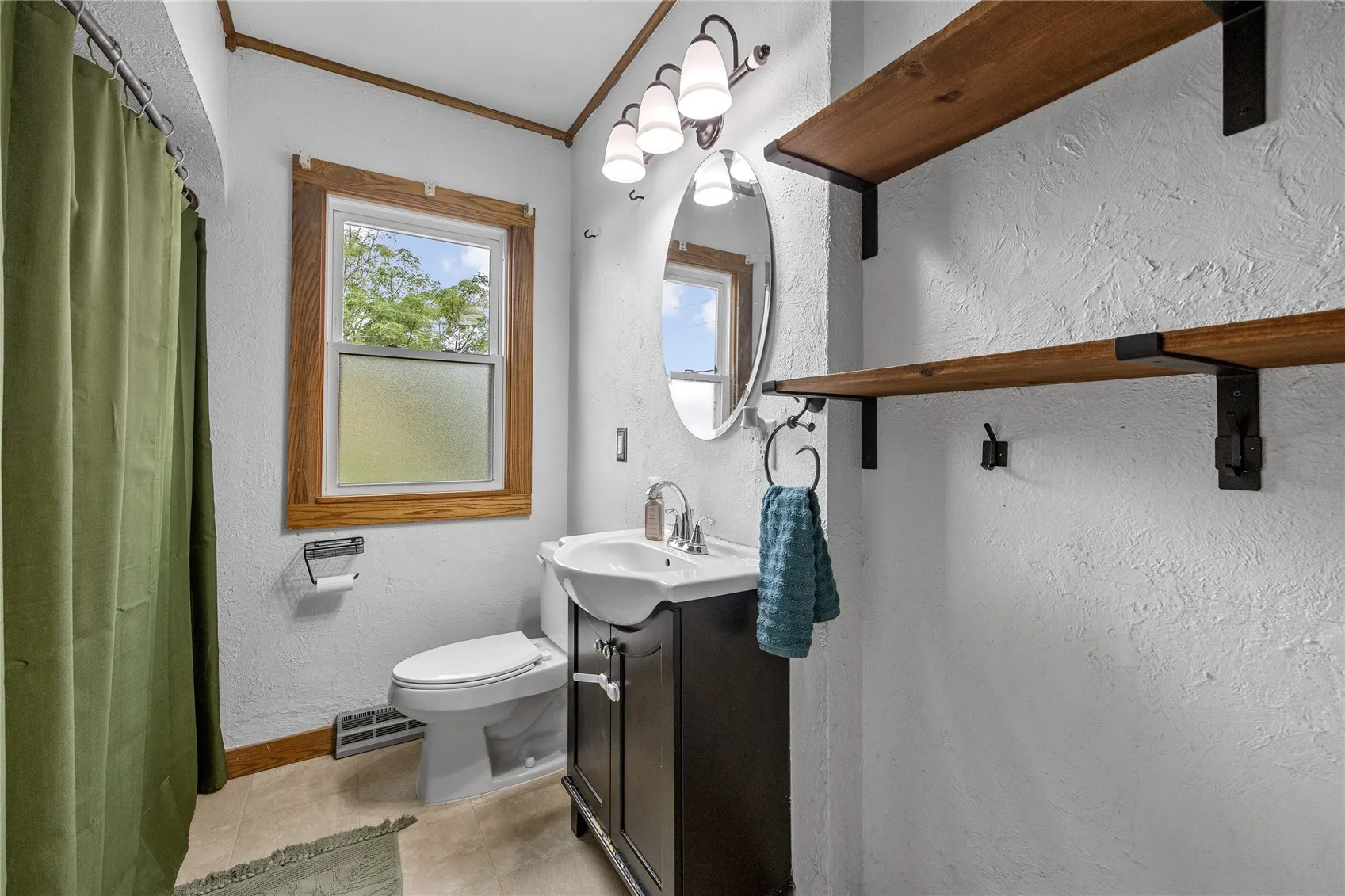 Full bathroom first floor