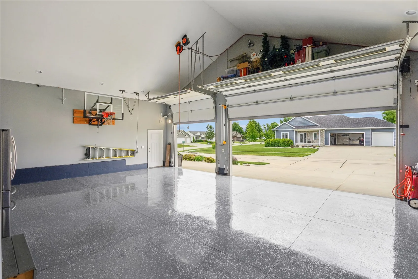 20 foot ceiling in the garage...basketball or put in a lift to work on your toys!