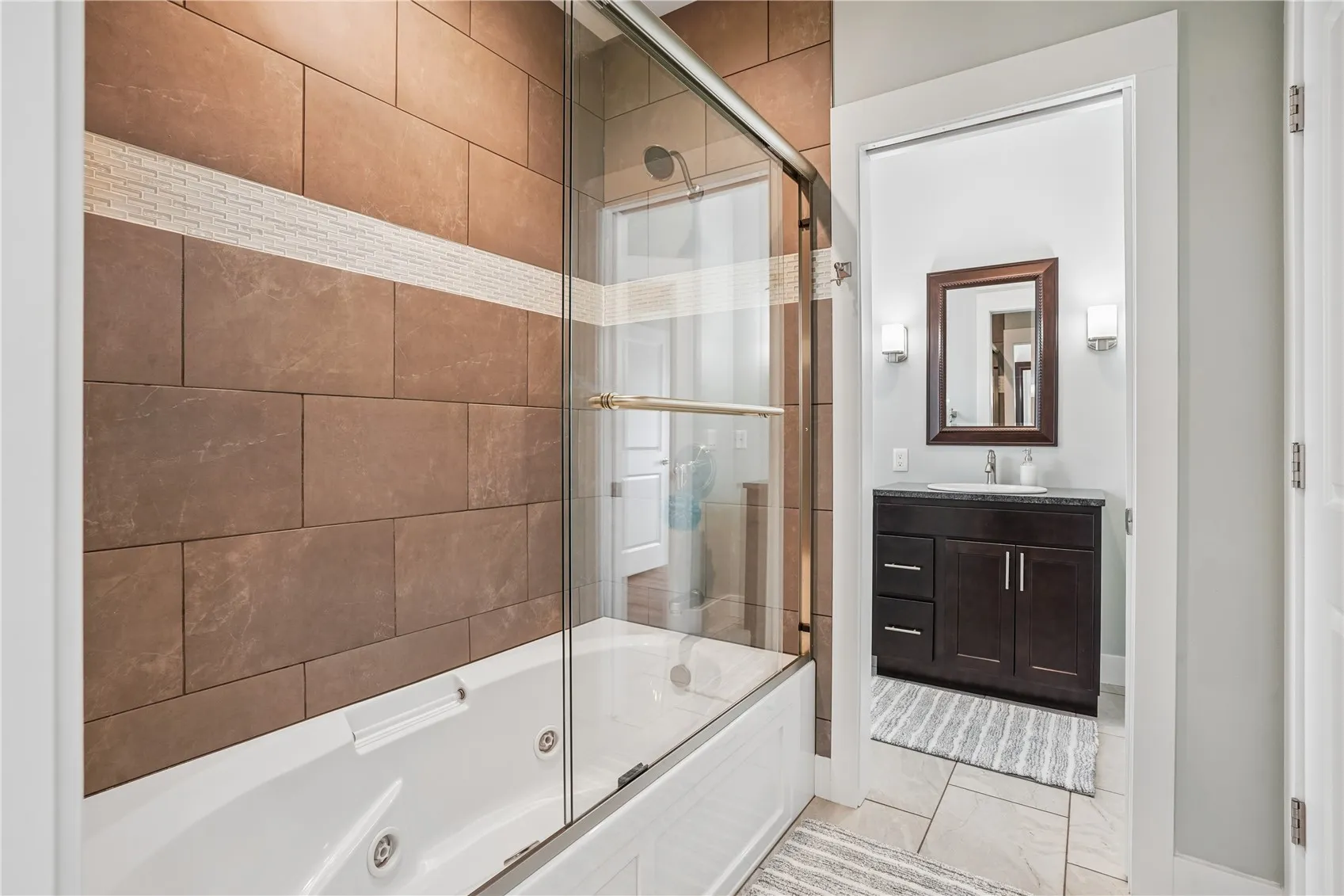 Jetted Jacuzzi tub in unique Jack & Jill bathroom with TWO separate sinks & toilets!