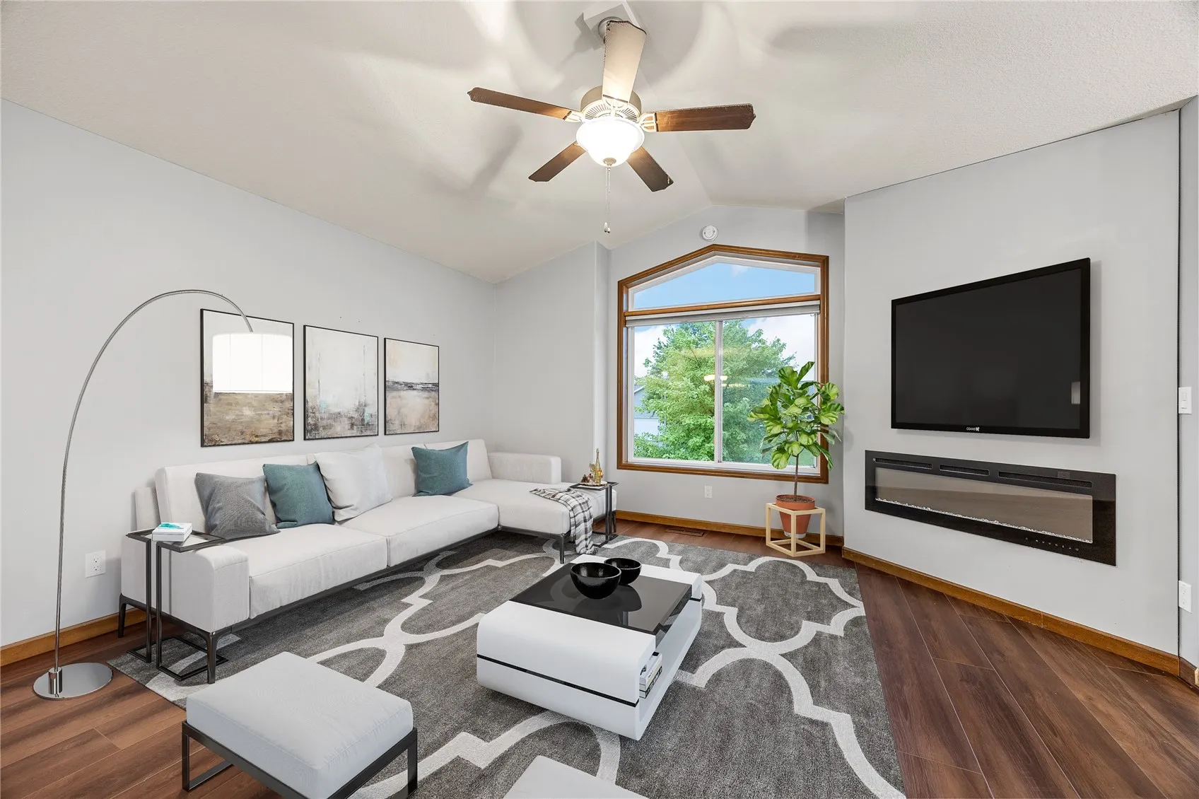 Main Floor Great Room (Virtual staging)