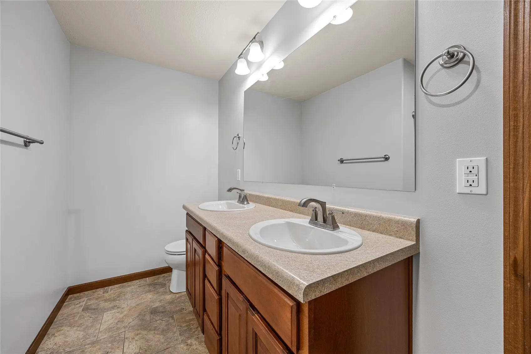 Double vanity in primary bathroom